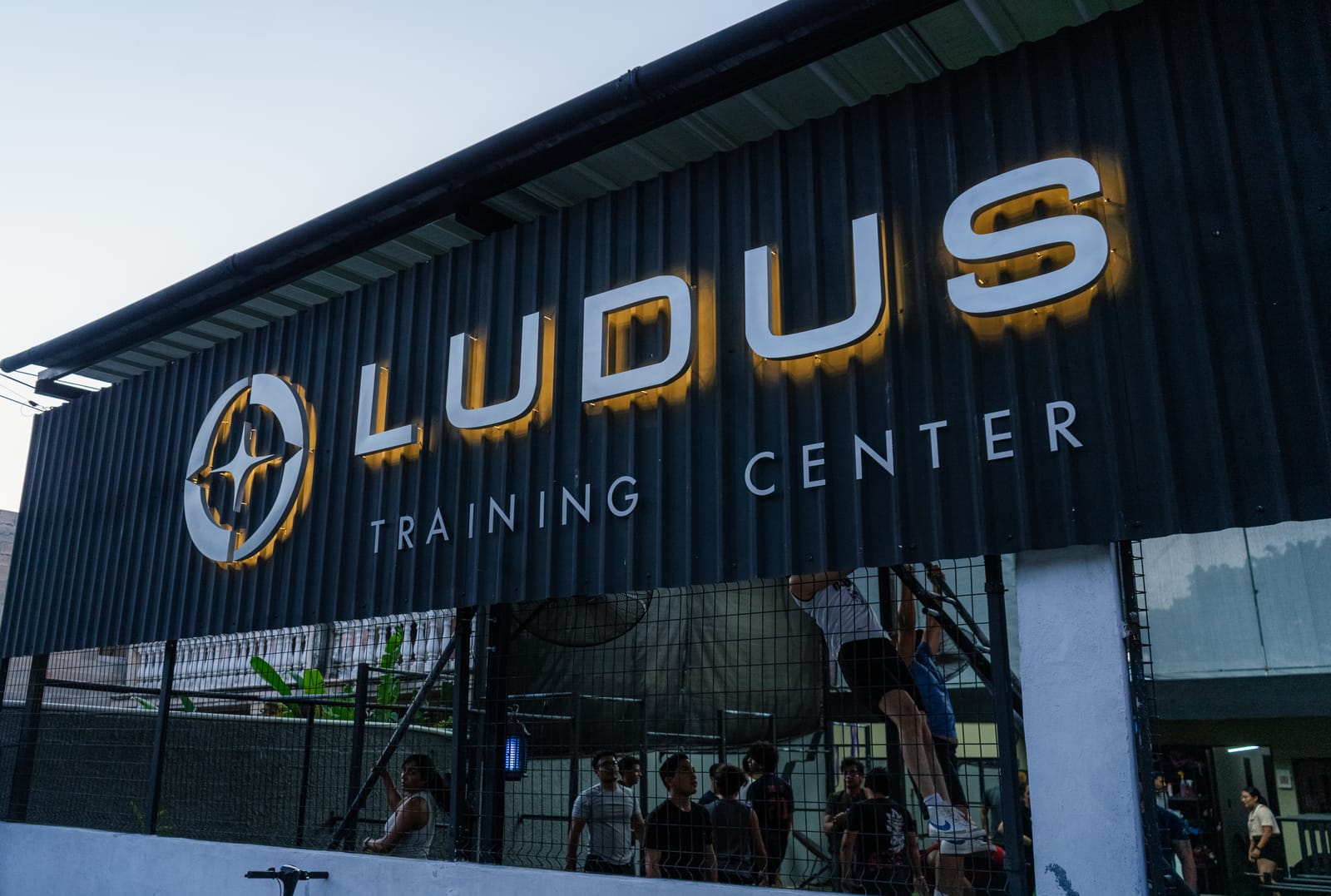Fachada de LUDUS TRAINING CENTER en Mérida, Yucatán, al atardecer