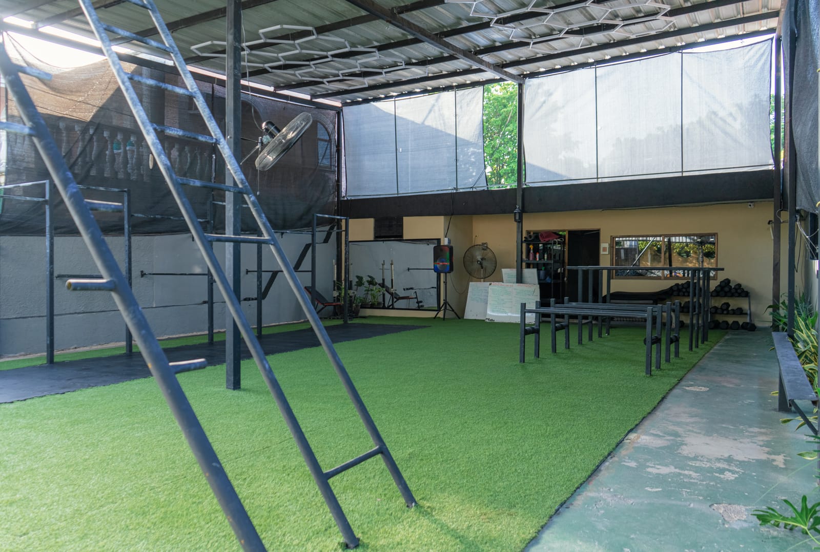 Área de entrenamiento funcional con barras y equipo sobre pasto